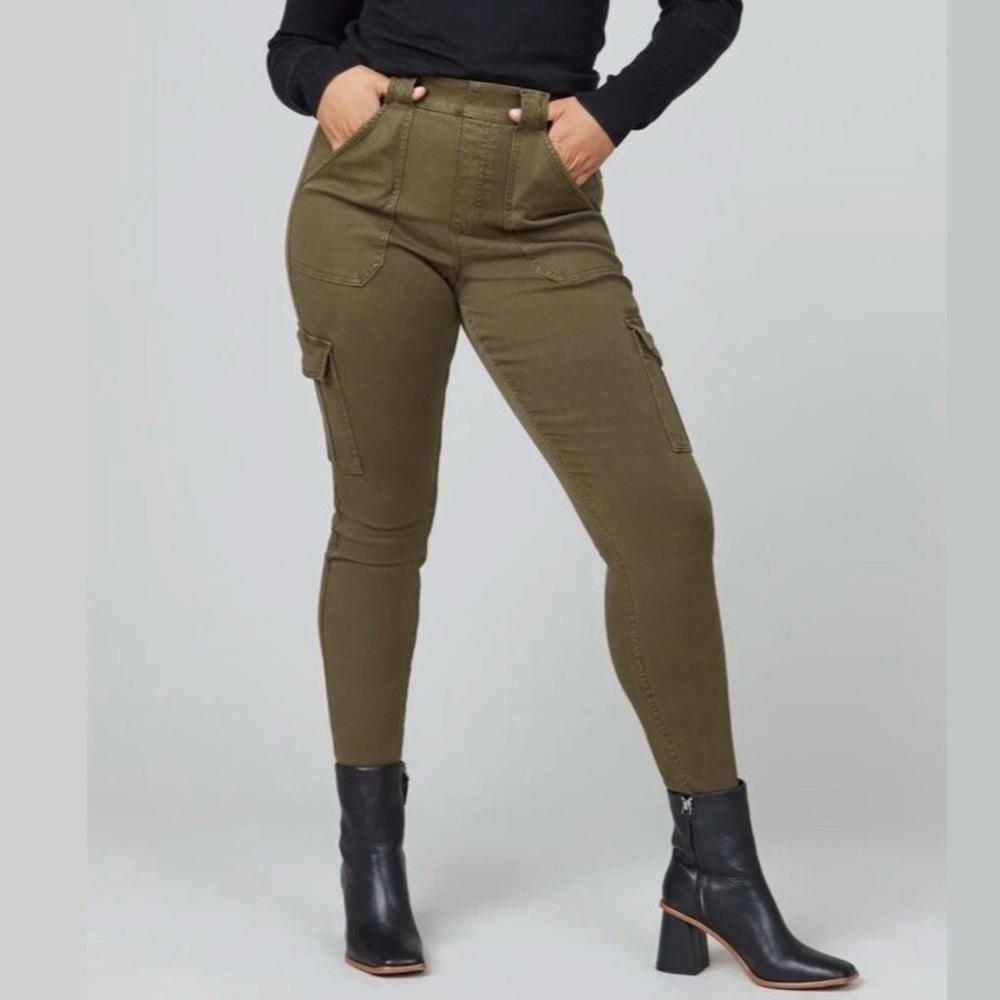 NWT Spanx Stretch Twill ankle cargo pants. 💚